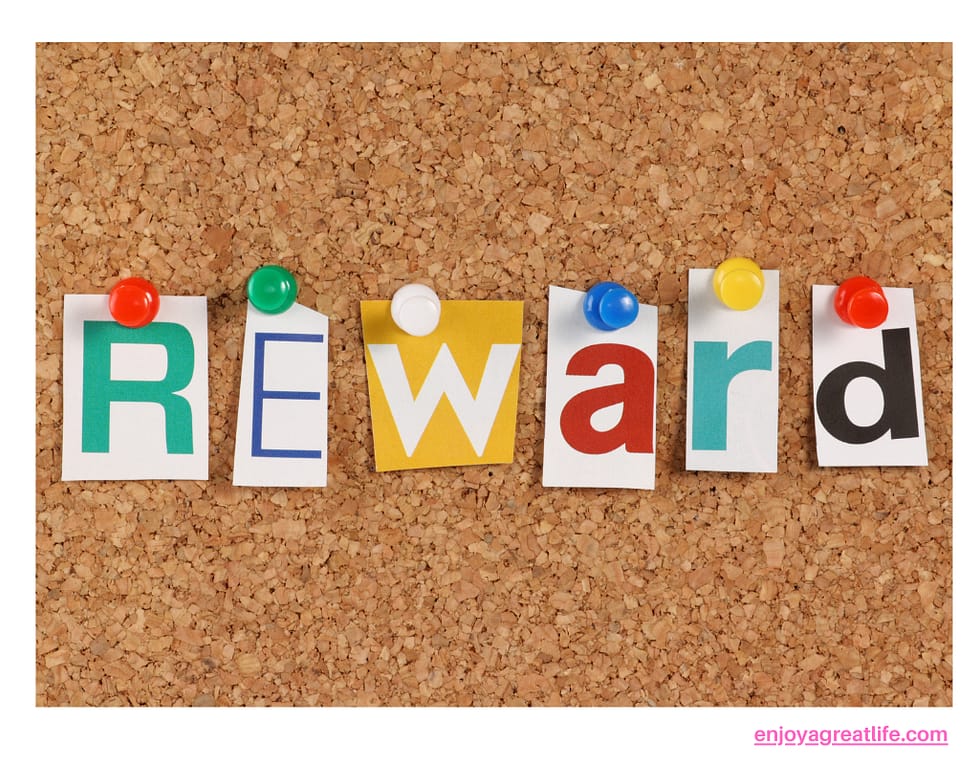 the word reward on a cork board